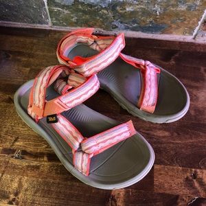 Teva cHiking Sandals Women’s size 6 - Brand new